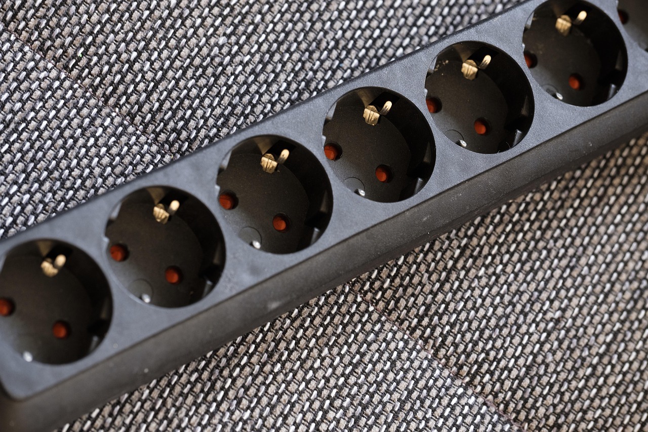 12 Outlet Long Metal Power Strip